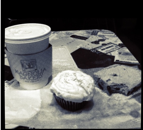 Café, cupcake de morango e brownie 