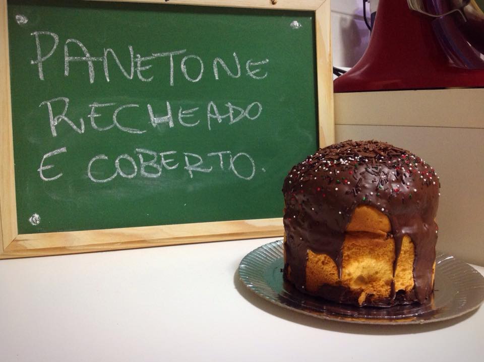 Panetone Recheado e Coberto