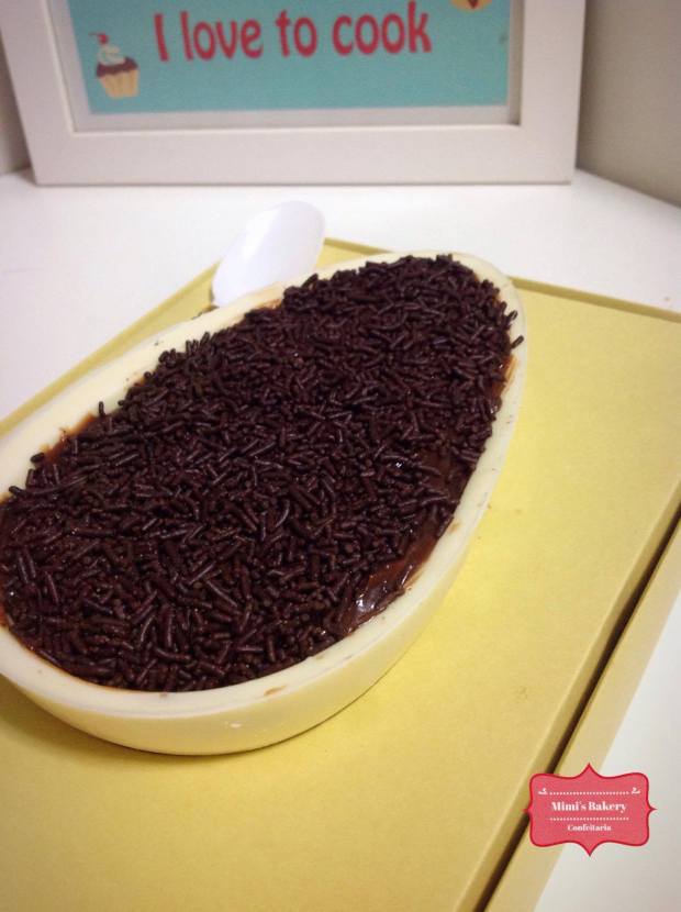 Ovo de Colher Branco com Brigadeiro