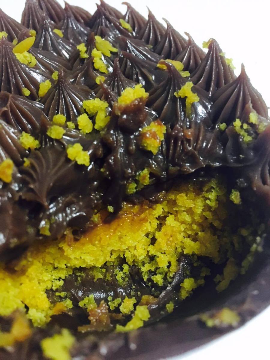 Ovo de Páscoa Bolo de Cenoura com Brigadeiro
