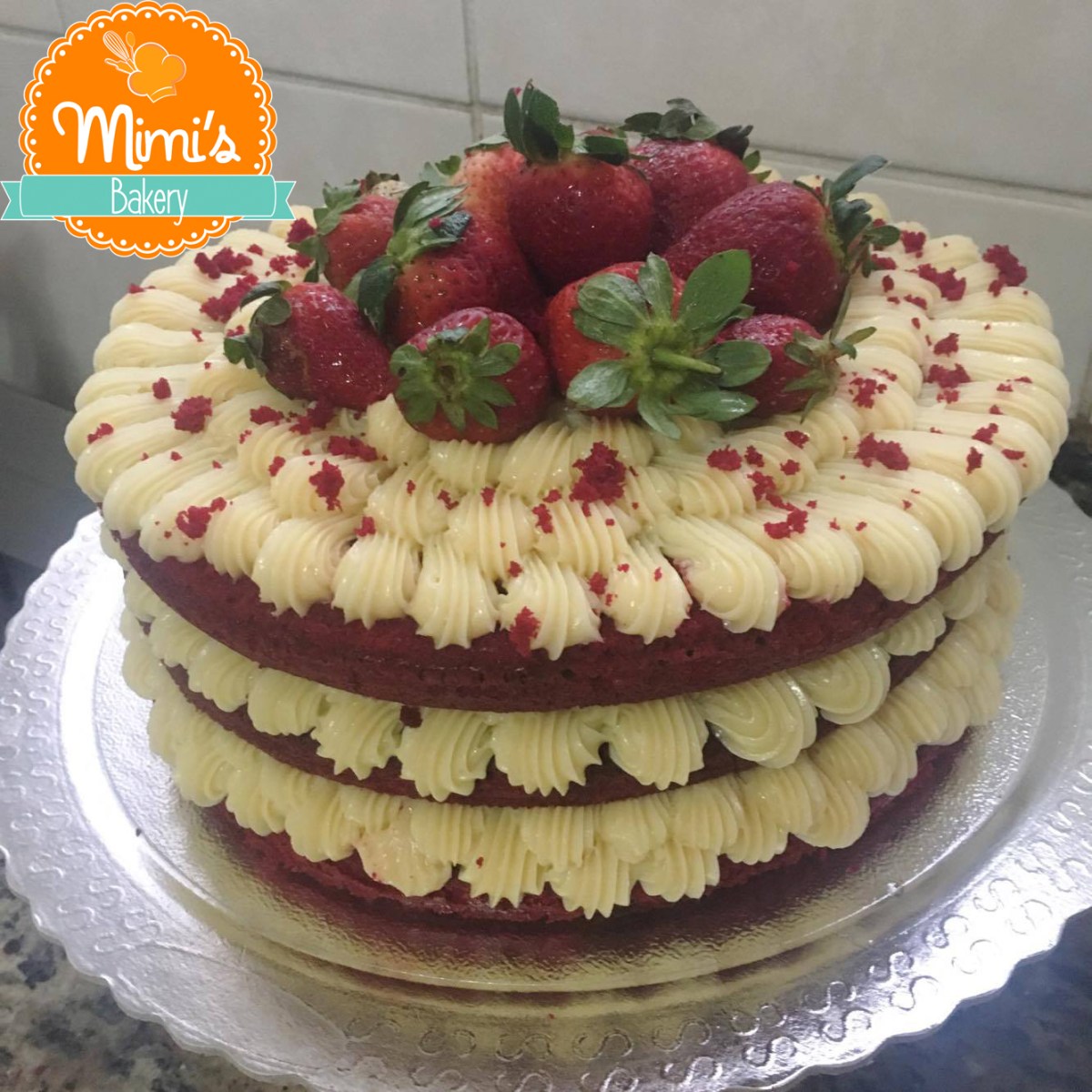 Naked Cake Red Velvet + Brigadeiro de Ninho + Morangos