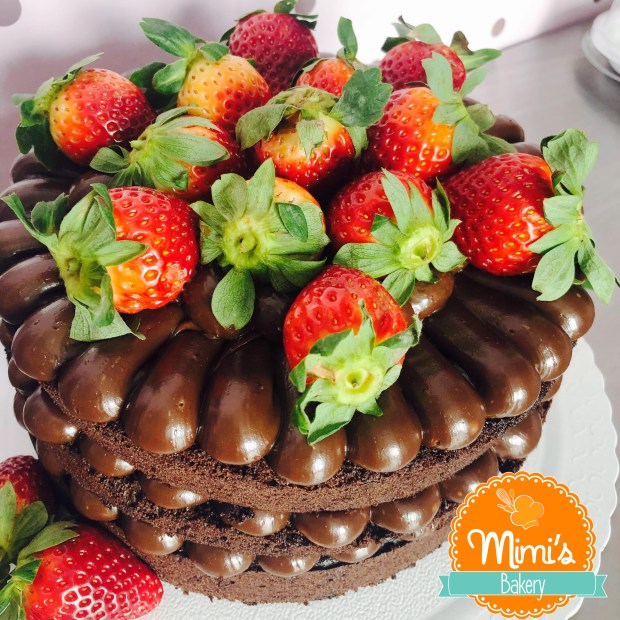 Naked Cake Chocolate, Brigadeiro e Morangos